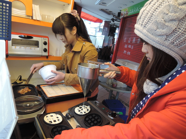 鬍扯瓦夫：1021218[官本金文愛台灣口碑券第23彈]鬍扯瓦夫HU CHU WAFFLE兩位甜心美女讓比利時小鬆餅美味中有著濃濃的台灣人情味