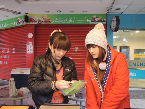 鬍扯瓦夫：1021218[官本金文愛台灣口碑券第23彈]鬍扯瓦夫HU CHU WAFFLE兩位甜心美女讓比利時小鬆餅美味中有著濃濃的台灣人情味