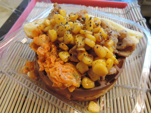 鬍扯瓦夫：1021218[官本金文愛台灣口碑券第23彈]鬍扯瓦夫HU CHU WAFFLE兩位甜心美女讓比利時小鬆餅美味中有著濃濃的台灣人情味