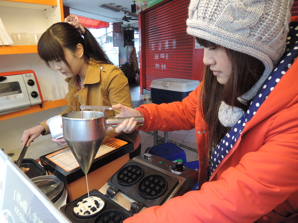 鬍扯瓦夫：1021218[官本金文愛台灣口碑券第23彈]鬍扯瓦夫HU CHU WAFFLE兩位甜心美女讓比利時小鬆餅美味中有著濃濃的台灣人情味