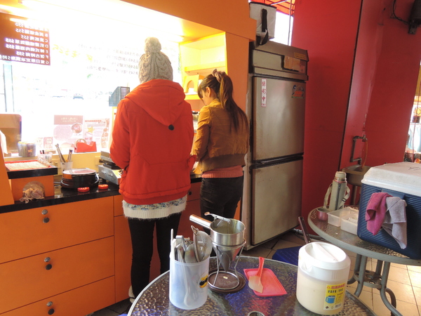 鬍扯瓦夫：1021218[官本金文愛台灣口碑券第23彈]鬍扯瓦夫HU CHU WAFFLE兩位甜心美女讓比利時小鬆餅美味中有著濃濃的台灣人情味