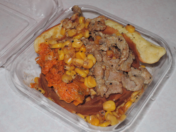 鬍扯瓦夫：1021218[官本金文愛台灣口碑券第23彈]鬍扯瓦夫HU CHU WAFFLE兩位甜心美女讓比利時小鬆餅美味中有著濃濃的台灣人情味