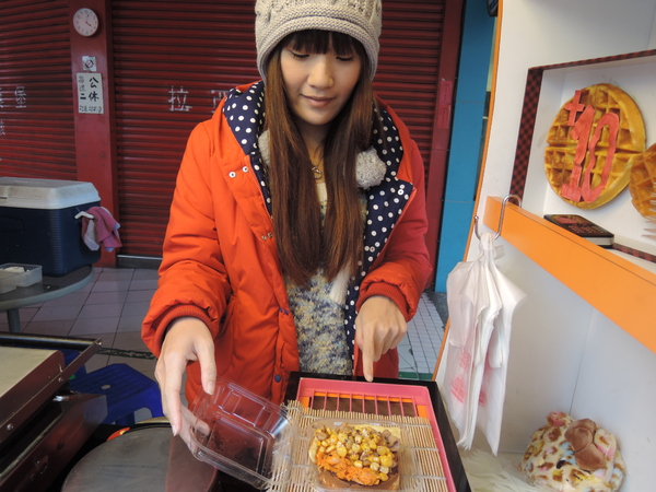 鬍扯瓦夫：1021218[官本金文愛台灣口碑券第23彈]鬍扯瓦夫HU CHU WAFFLE兩位甜心美女讓比利時小鬆餅美味中有著濃濃的台灣人情味