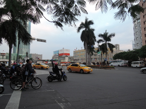 鬍扯瓦夫：1021218[官本金文愛台灣口碑券第23彈]鬍扯瓦夫HU CHU WAFFLE兩位甜心美女讓比利時小鬆餅美味中有著濃濃的台灣人情味