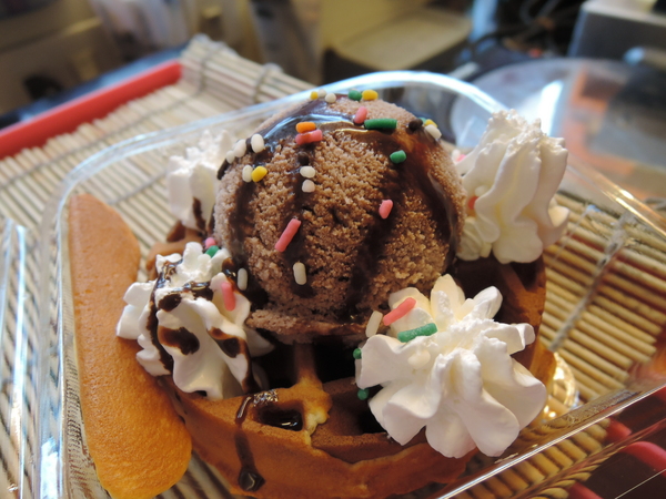 鬍扯瓦夫：1021218[官本金文愛台灣口碑券第23彈]鬍扯瓦夫HU CHU WAFFLE兩位甜心美女讓比利時小鬆餅美味中有著濃濃的台灣人情味