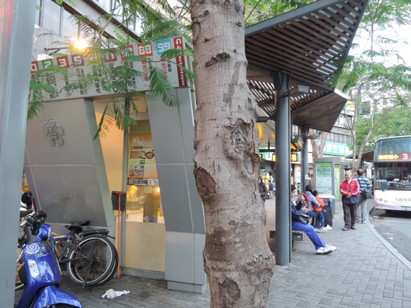 鬍扯瓦夫：1021218[官本金文愛台灣口碑券第23彈]鬍扯瓦夫HU CHU WAFFLE兩位甜心美女讓比利時小鬆餅美味中有著濃濃的台灣人情味