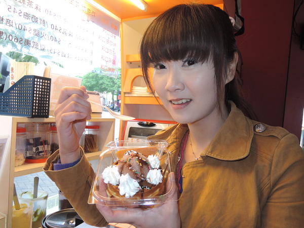 鬍扯瓦夫：1021218[官本金文愛台灣口碑券第23彈]鬍扯瓦夫HU CHU WAFFLE兩位甜心美女讓比利時小鬆餅美味中有著濃濃的台灣人情味