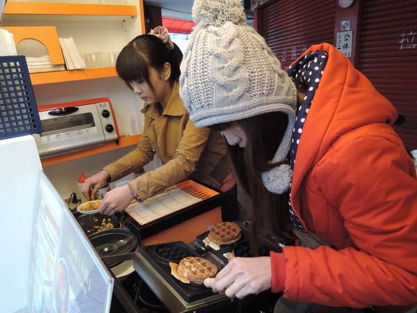 鬍扯瓦夫：1021218[官本金文愛台灣口碑券第23彈]鬍扯瓦夫HU CHU WAFFLE兩位甜心美女讓比利時小鬆餅美味中有著濃濃的台灣人情味