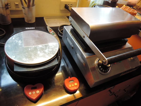 鬍扯瓦夫：1021218[官本金文愛台灣口碑券第23彈]鬍扯瓦夫HU CHU WAFFLE兩位甜心美女讓比利時小鬆餅美味中有著濃濃的台灣人情味