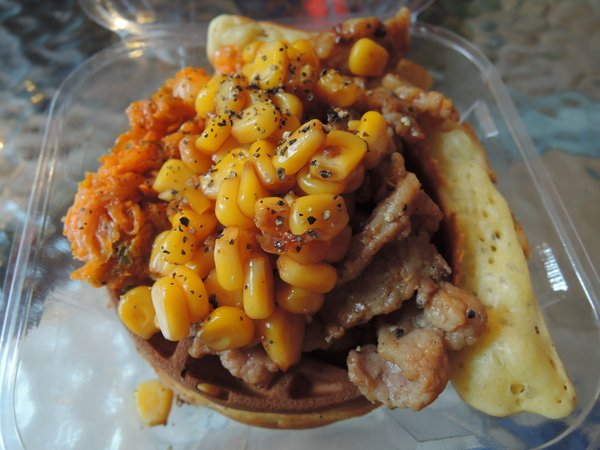 鬍扯瓦夫：1021218[官本金文愛台灣口碑券第23彈]鬍扯瓦夫HU CHU WAFFLE兩位甜心美女讓比利時小鬆餅美味中有著濃濃的台灣人情味