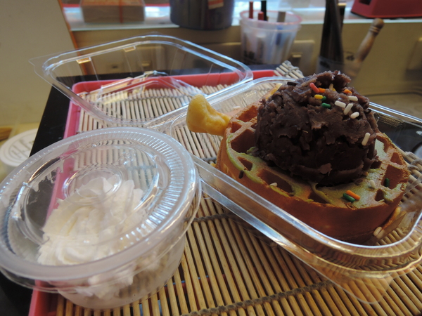 鬍扯瓦夫：1021218[官本金文愛台灣口碑券第23彈]鬍扯瓦夫HU CHU WAFFLE兩位甜心美女讓比利時小鬆餅美味中有著濃濃的台灣人情味