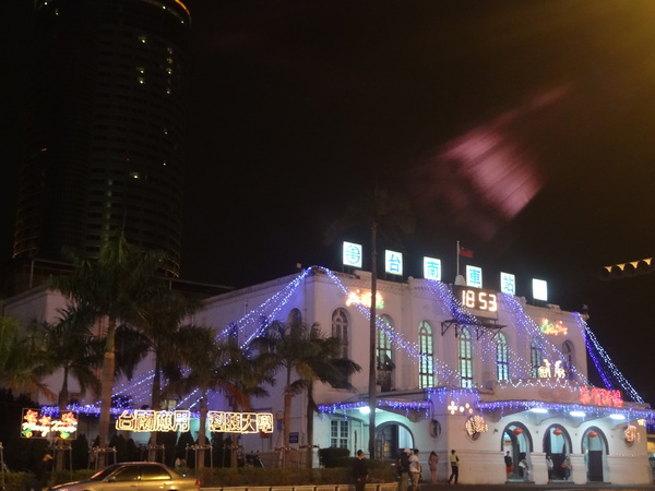 鬍扯瓦夫：1021218[官本金文愛台灣口碑券第23彈]鬍扯瓦夫HU CHU WAFFLE兩位甜心美女讓比利時小鬆餅美味中有著濃濃的台灣人情味