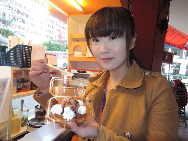 鬍扯瓦夫：1021218[官本金文愛台灣口碑券第23彈]鬍扯瓦夫HU CHU WAFFLE兩位甜心美女讓比利時小鬆餅美味中有著濃濃的台灣人情味