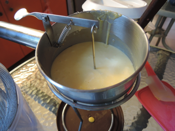 鬍扯瓦夫：1021218[官本金文愛台灣口碑券第23彈]鬍扯瓦夫HU CHU WAFFLE兩位甜心美女讓比利時小鬆餅美味中有著濃濃的台灣人情味