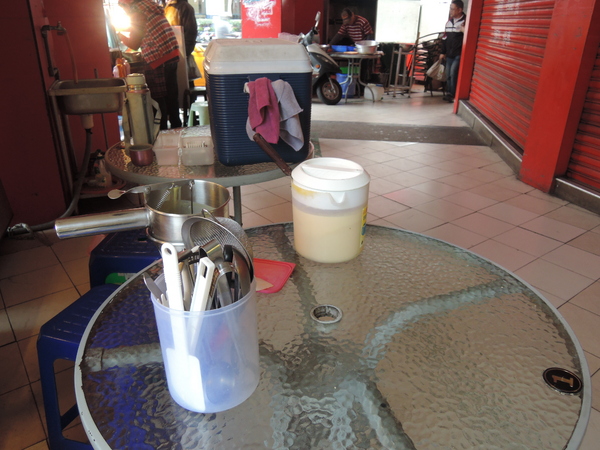 鬍扯瓦夫：1021218[官本金文愛台灣口碑券第23彈]鬍扯瓦夫HU CHU WAFFLE兩位甜心美女讓比利時小鬆餅美味中有著濃濃的台灣人情味