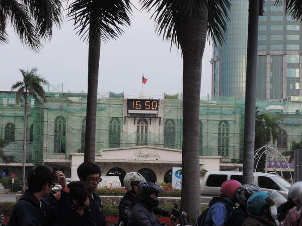 鬍扯瓦夫：1021218[官本金文愛台灣口碑券第23彈]鬍扯瓦夫HU CHU WAFFLE兩位甜心美女讓比利時小鬆餅美味中有著濃濃的台灣人情味