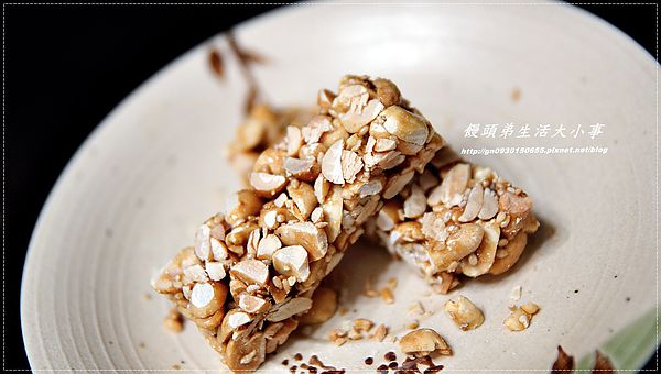 志明花生糖：【志明花生糖】不黏牙的好滋味～遵古法手工製作，傳三代的好手藝