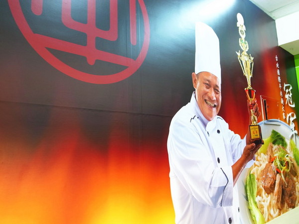 阿牛牛肉麵：＜台北｜牛肉麵＞２０１３清燉牛肉麵冠軍！！！阿牛牛肉麵