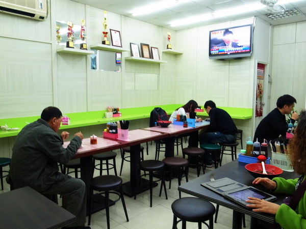 阿牛牛肉麵：＜台北｜牛肉麵＞２０１３清燉牛肉麵冠軍！！！阿牛牛肉麵