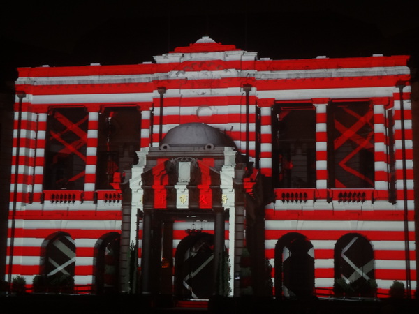 2013築光臺中3D光雕藝術節：1021101[官本金文愛台灣]臺灣首創2013築光臺中3D光雕藝術節把100年古蹟台中州廳生日慶典一同穿梭3D華麗的時光隧道