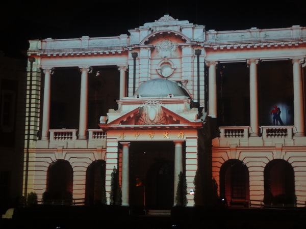 2013築光臺中3D光雕藝術節：1021101[官本金文愛台灣]臺灣首創2013築光臺中3D光雕藝術節把100年古蹟台中州廳生日慶典一同穿梭3D華麗的時光隧道