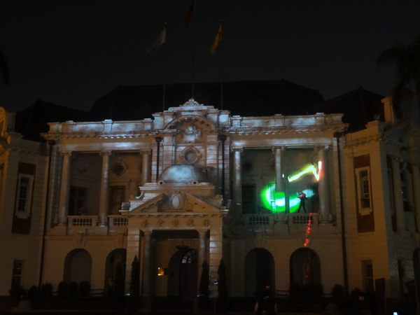 2013築光臺中3D光雕藝術節：1021101[官本金文愛台灣]臺灣首創2013築光臺中3D光雕藝術節把100年古蹟台中州廳生日慶典一同穿梭3D華麗的時光隧道