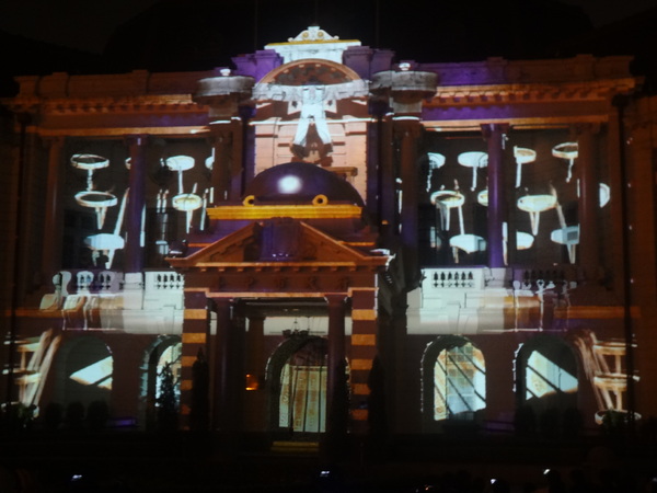 2013築光臺中3D光雕藝術節：1021101[官本金文愛台灣]臺灣首創2013築光臺中3D光雕藝術節把100年古蹟台中州廳生日慶典一同穿梭3D華麗的時光隧道