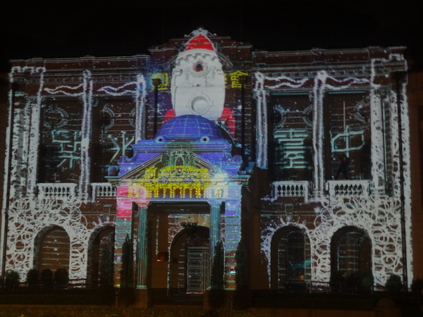 2013築光臺中3D光雕藝術節：1021101[官本金文愛台灣]臺灣首創2013築光臺中3D光雕藝術節把100年古蹟台中州廳生日慶典一同穿梭3D華麗的時光隧道