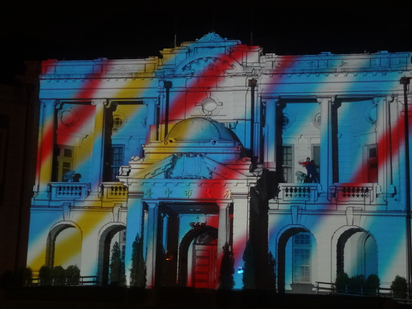 2013築光臺中3D光雕藝術節：1021101[官本金文愛台灣]臺灣首創2013築光臺中3D光雕藝術節把100年古蹟台中州廳生日慶典一同穿梭3D華麗的時光隧道