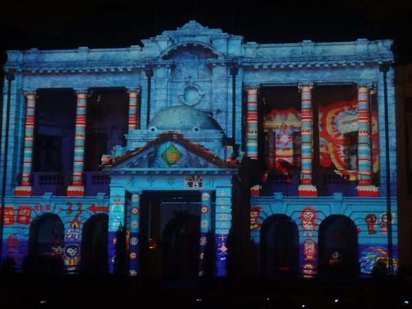 2013築光臺中3D光雕藝術節：1021101[官本金文愛台灣]臺灣首創2013築光臺中3D光雕藝術節把100年古蹟台中州廳生日慶典一同穿梭3D華麗的時光隧道