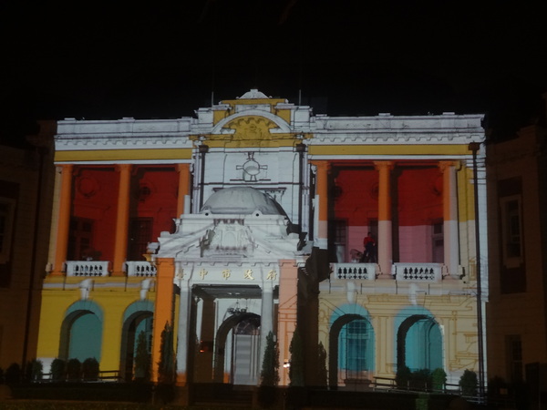 2013築光臺中3D光雕藝術節：1021101[官本金文愛台灣]臺灣首創2013築光臺中3D光雕藝術節把100年古蹟台中州廳生日慶典一同穿梭3D華麗的時光隧道