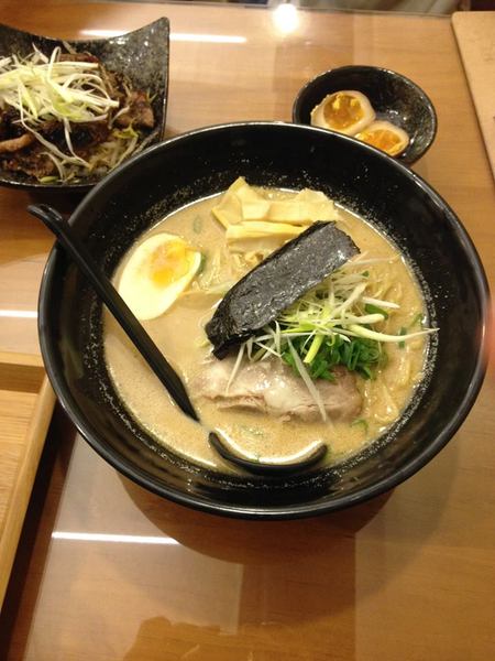 丸太拉麵(工學店)：1021210[官本金文愛台灣口碑券第21彈]丸太拉麵(工學店)柴米油鹽醬醋茶每一碗都是幸福又感動