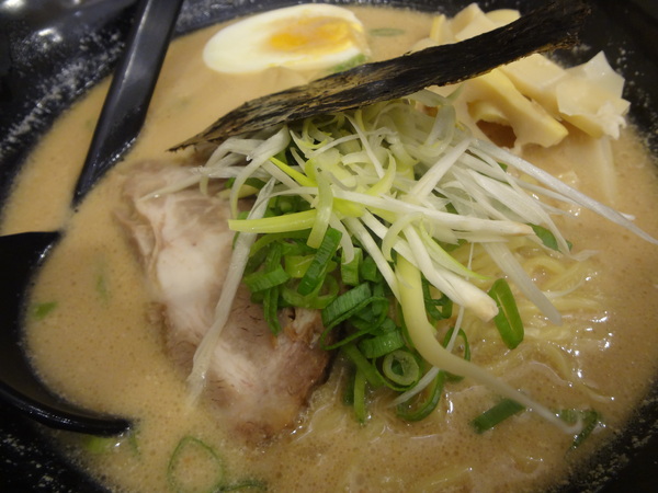 丸太拉麵(工學店)：1021210[官本金文愛台灣口碑券第21彈]丸太拉麵(工學店)柴米油鹽醬醋茶每一碗都是幸福又感動