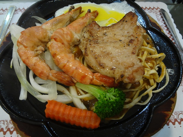 魔牛牛排館：1021126[官本金文愛台灣]魔牛牛排館老闆超有愛心不分貧富貴賤讓大家都能享用到滿滿愛心的排餐