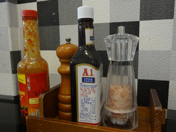 魔牛牛排館：1021126[官本金文愛台灣]魔牛牛排館老闆超有愛心不分貧富貴賤讓大家都能享用到滿滿愛心的排餐