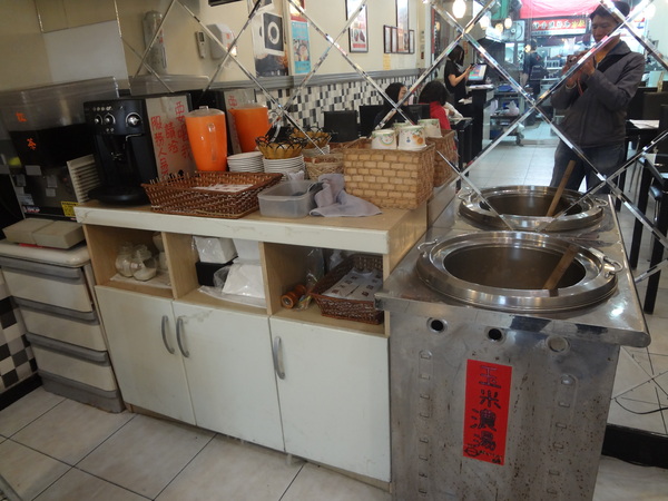 魔牛牛排館：1021126[官本金文愛台灣]魔牛牛排館老闆超有愛心不分貧富貴賤讓大家都能享用到滿滿愛心的排餐