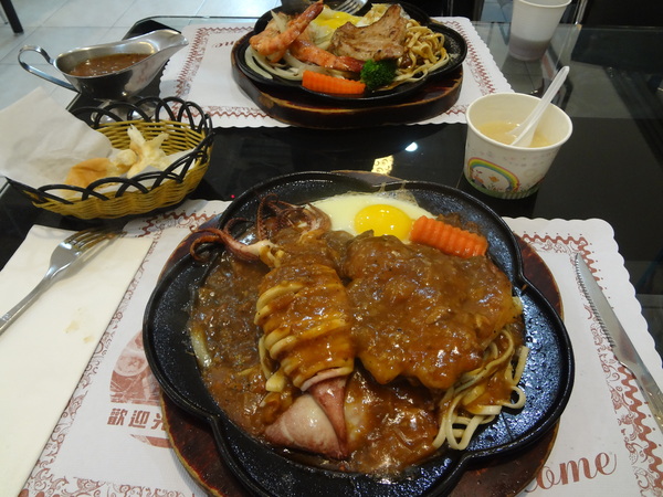 魔牛牛排館：1021126[官本金文愛台灣]魔牛牛排館老闆超有愛心不分貧富貴賤讓大家都能享用到滿滿愛心的排餐