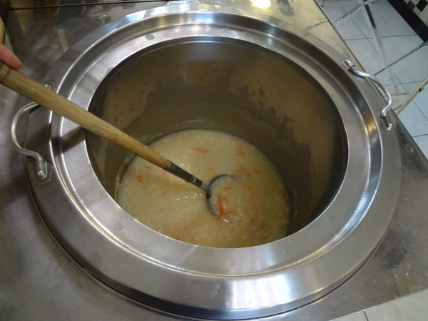 魔牛牛排館：1021126[官本金文愛台灣]魔牛牛排館老闆超有愛心不分貧富貴賤讓大家都能享用到滿滿愛心的排餐