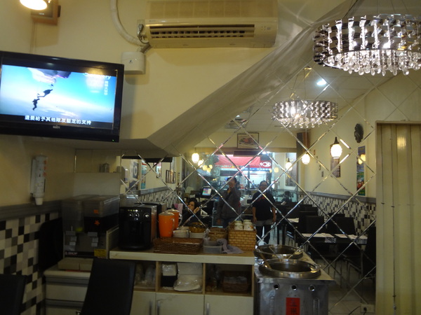 魔牛牛排館：1021126[官本金文愛台灣]魔牛牛排館老闆超有愛心不分貧富貴賤讓大家都能享用到滿滿愛心的排餐