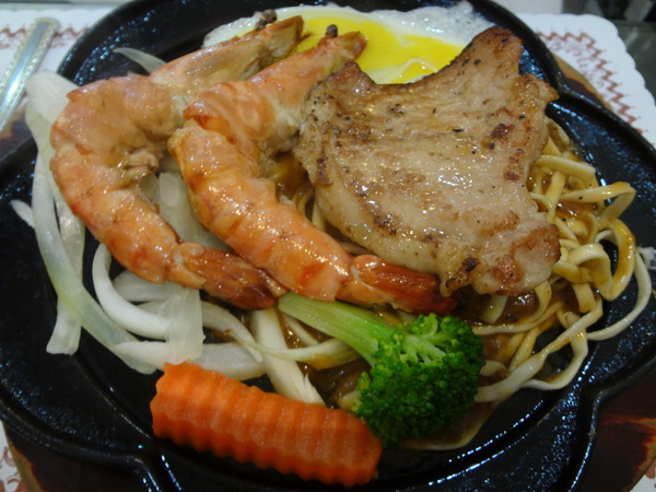 魔牛牛排館：1021126[官本金文愛台灣]魔牛牛排館老闆超有愛心不分貧富貴賤讓大家都能享用到滿滿愛心的排餐