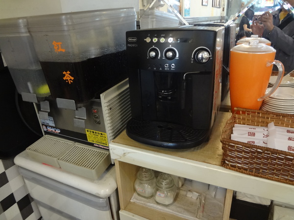 魔牛牛排館：1021126[官本金文愛台灣]魔牛牛排館老闆超有愛心不分貧富貴賤讓大家都能享用到滿滿愛心的排餐