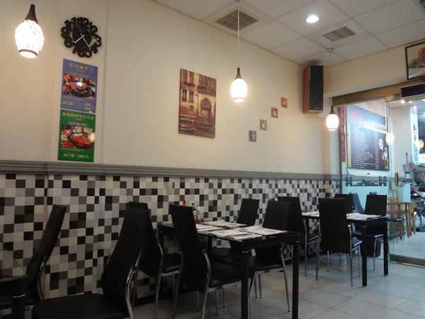 魔牛牛排館：1021126[官本金文愛台灣]魔牛牛排館老闆超有愛心不分貧富貴賤讓大家都能享用到滿滿愛心的排餐