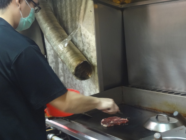 魔牛牛排館：1021126[官本金文愛台灣]魔牛牛排館老闆超有愛心不分貧富貴賤讓大家都能享用到滿滿愛心的排餐