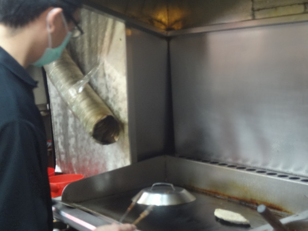 魔牛牛排館：1021126[官本金文愛台灣]魔牛牛排館老闆超有愛心不分貧富貴賤讓大家都能享用到滿滿愛心的排餐