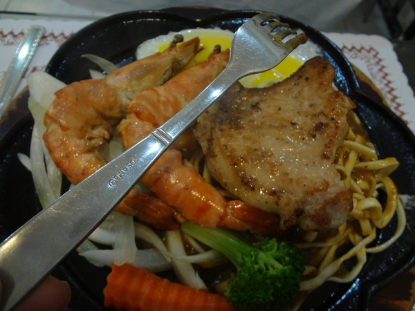 魔牛牛排館：1021126[官本金文愛台灣]魔牛牛排館老闆超有愛心不分貧富貴賤讓大家都能享用到滿滿愛心的排餐