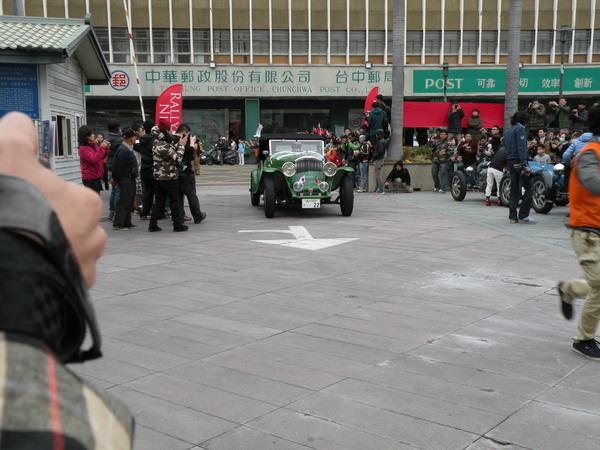 感謝臺灣2013 RALLY NIPPON古董車環台(臺中場)：1021128[官本金文愛台灣]2013 RALLY NIPPON古董車環台創辦人小林雄介感謝臺灣於日本311震災時大力協助賑災