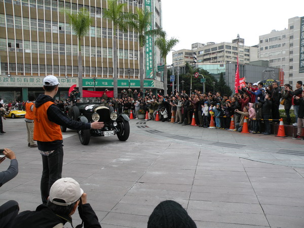 感謝臺灣2013 RALLY NIPPON古董車環台(臺中場)：1021128[官本金文愛台灣]2013 RALLY NIPPON古董車環台創辦人小林雄介感謝臺灣於日本311震災時大力協助賑災