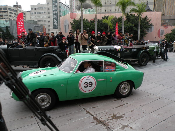 感謝臺灣2013 RALLY NIPPON古董車環台(臺中場)：1021128[官本金文愛台灣]2013 RALLY NIPPON古董車環台創辦人小林雄介感謝臺灣於日本311震災時大力協助賑災