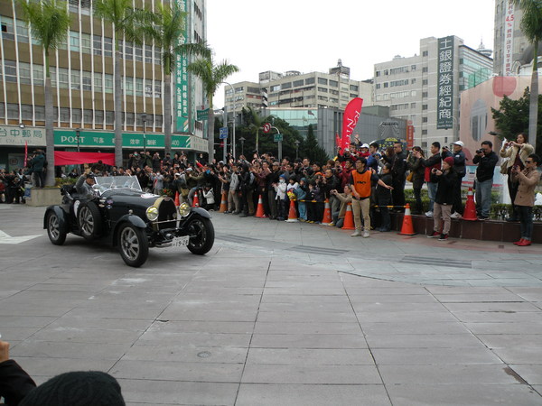 感謝臺灣2013 RALLY NIPPON古董車環台(臺中場)：1021128[官本金文愛台灣]2013 RALLY NIPPON古董車環台創辦人小林雄介感謝臺灣於日本311震災時大力協助賑災