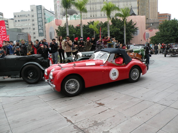 感謝臺灣2013 RALLY NIPPON古董車環台(臺中場)：1021128[官本金文愛台灣]2013 RALLY NIPPON古董車環台創辦人小林雄介感謝臺灣於日本311震災時大力協助賑災